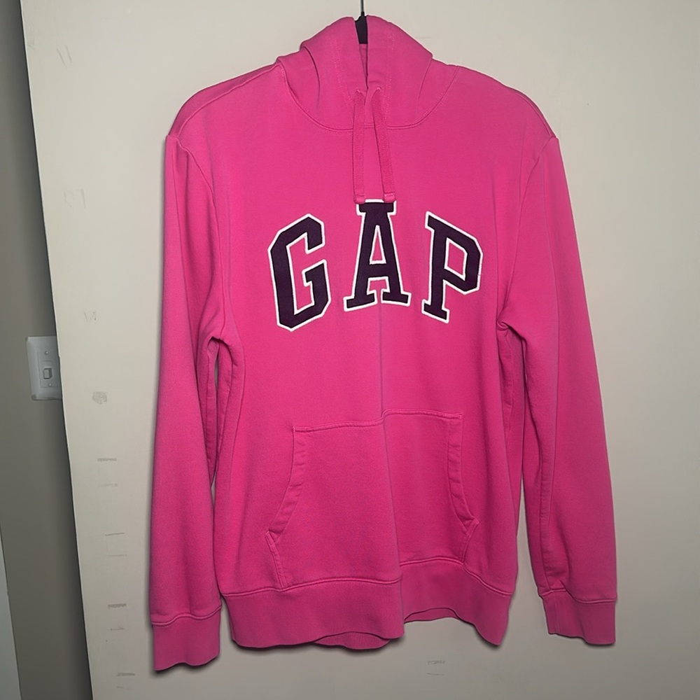 Gap bright pink arch logo with navy blue hoodie